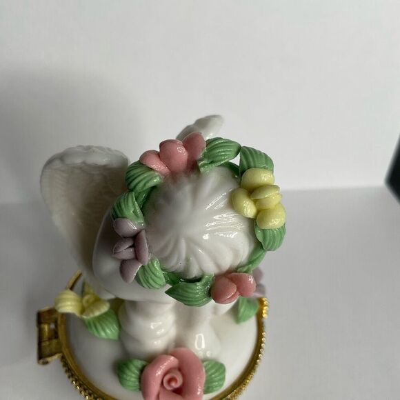 Lovely White Ceramic Cherub Angel Hinged Trinket Box w/ Pink Roses Flower Crown - Picture 8 of 13
